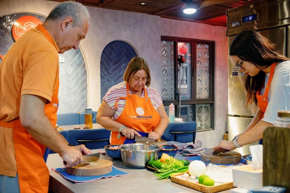 Half-day Tour | Experience shopping with local and cooking class in Hanoi